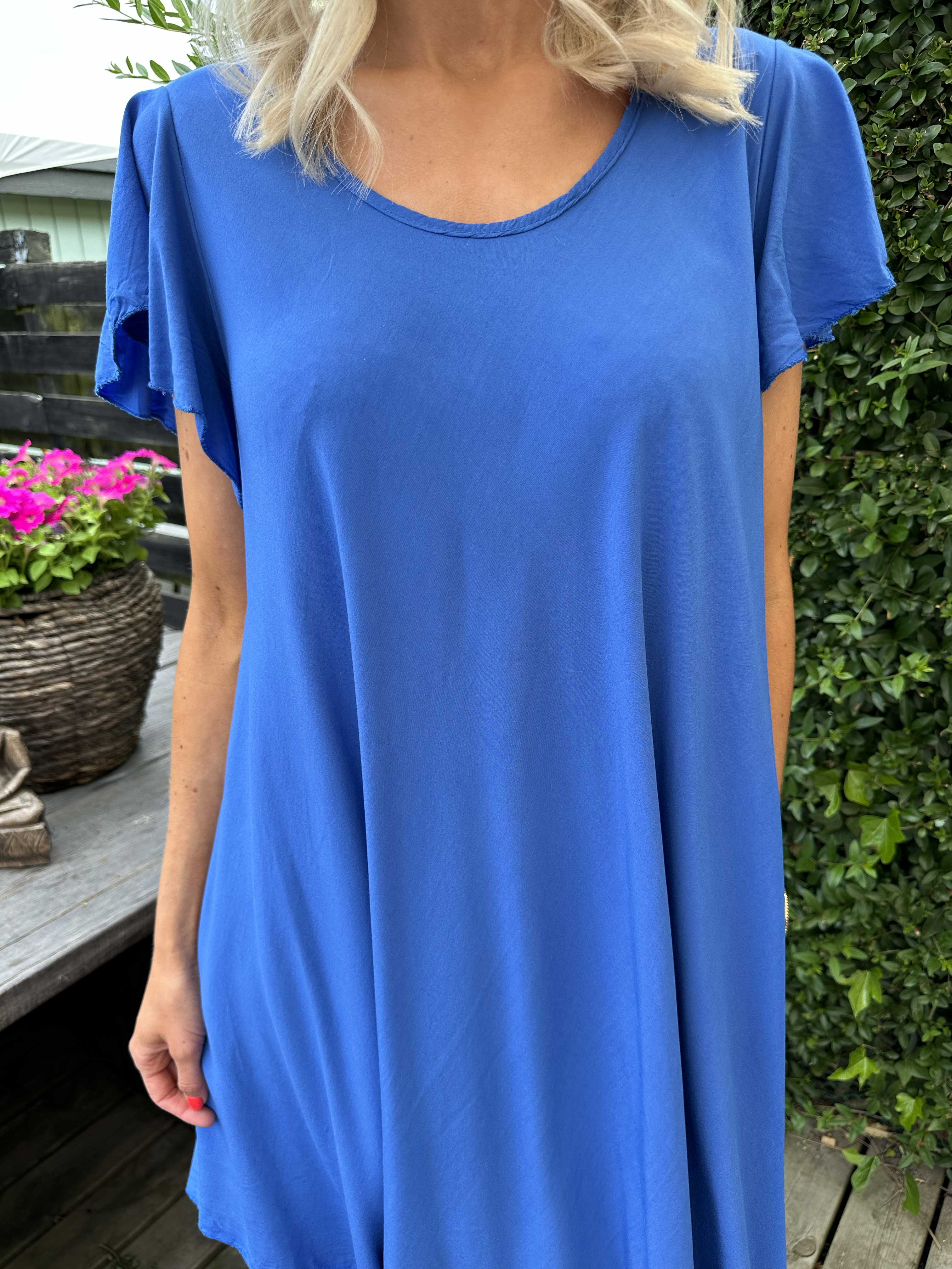 Davina - Enkel viskosklänning med t-shirtärmar - Pink